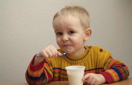给孩子喝酸奶，能让孩子舔瓶盖？