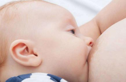 母乳和配方奶喂养的宝宝应该怎样喂水、喝果汁？