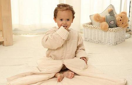 担心宝宝踢被容易着凉，那么宝宝适合用什么样的睡袋？