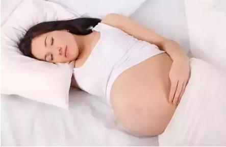 孕期挺着大肚子，什么睡姿更有助胎儿发育？