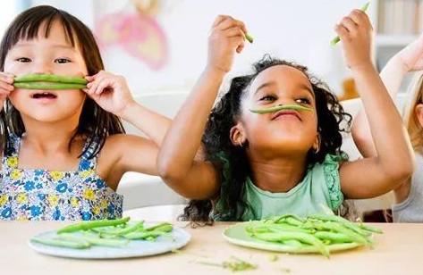 孩子总爱在餐桌上玩食物，这该咋办？