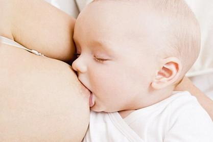 产后乳汁淤积怎么办？是热敷还是冷敷？