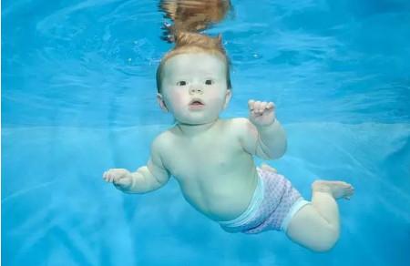 刚出生的宝宝能游泳吗？