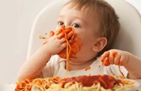 怎么训练宝宝独立吃饭？
