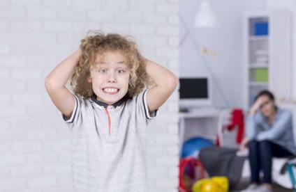 孩子闹情绪时怎么办？