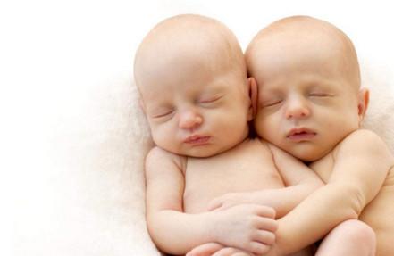 双胞胎先出生的是大还是小？