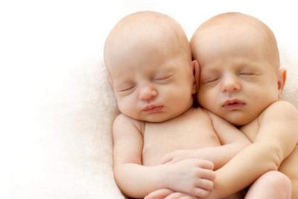 双胞胎先出生的是大还是小？