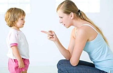 管教宝宝要温柔而坚定，非打即骂的养育方式只会害了孩子！
