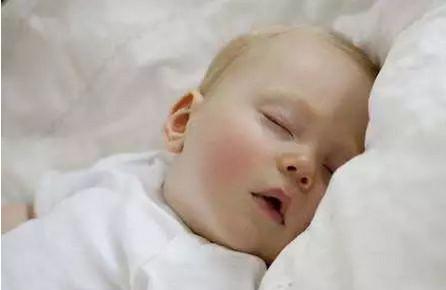 宝宝睡觉总不安稳？应该怎么应对呢？