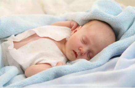 宝宝睡觉喜欢踢被子，这7招教你应对！