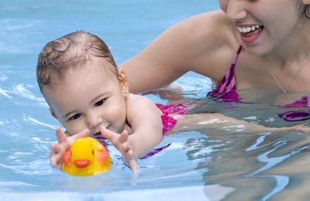 宝宝游泳好处和危险并存，到底该不该游？