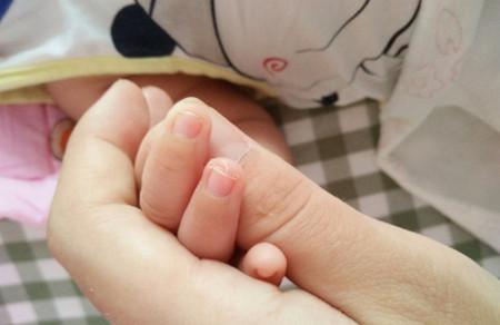 宝宝指甲长容易抓伤自己，如何给宝宝正确剪指甲？