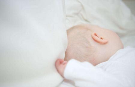 宝宝睡前哭是没有安全感吗？