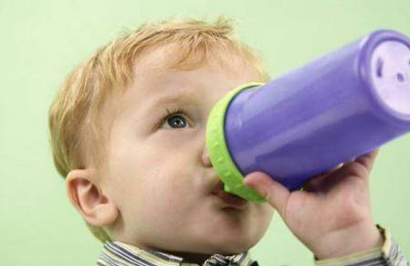 宝宝不喝水妈妈很心急，如何让宝宝爱上喝水？