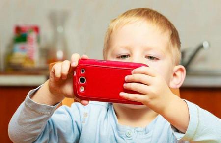 你会给孩子玩手机吗？3岁以前别让宝宝碰！