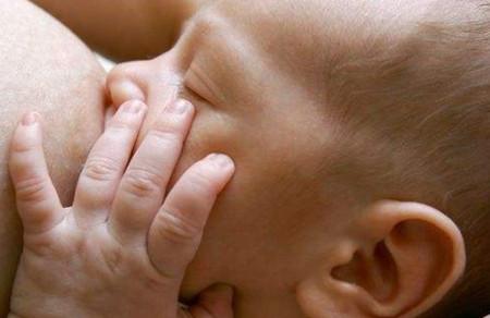 给宝宝喂一次奶大约要多久？为什么有的宝宝吃奶慢？