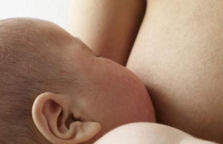母乳喂养使得宝宝妈妈都受益，再累也值得！