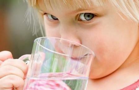 天热就要给宝宝多喝水？你知道如何给宝宝正确喝水吗？