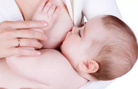 母乳喂养只有一种正确姿势？这几种姿势也可以！