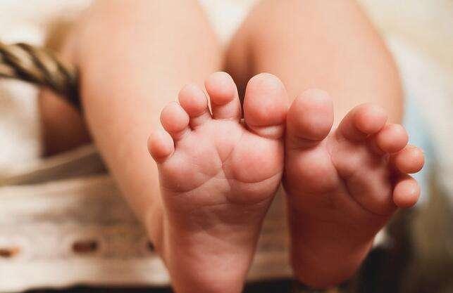 孩子脚崴了怎么办
