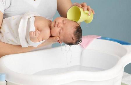 给新生儿洗头还会发烧，这个部位妈妈要少洗少摸！