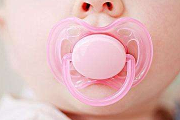 宝宝含安抚奶嘴睡觉的危害