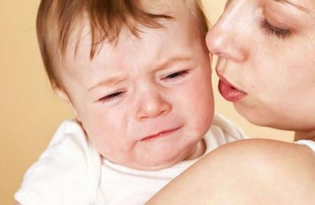 新生儿哭闹可能是缺乏安全感了，家长可以这样做！