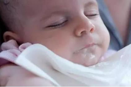 新生儿漾奶、吐奶、呛奶有啥不同，妈妈又该怎么办？