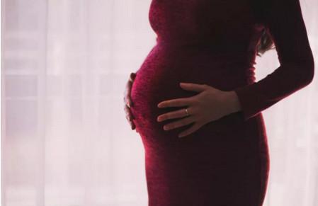 孕妈妈常摸肚子会让胎儿脐带绕颈？！假的！