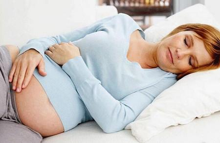 孕期睡姿如何调整，对宝宝脑部发育有好处？
