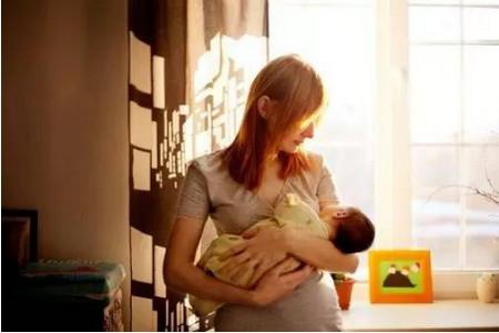 宝宝呛奶时千万不要竖抱，你知道呛奶的正确处理方法吗？