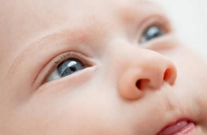 新生儿出现眼睛肿是什么原因造成的？应该如何护理？