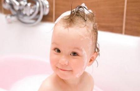 宝宝洗完澡后，哪些事情不能立马做？