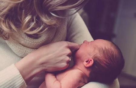 婴儿抚触的好处和作用 让宝宝远离睡眠差没食欲免疫力低
