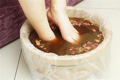 用什么泡脚可以减肥 这样泡脚减肥最快！