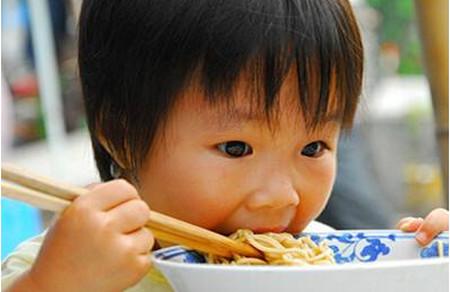 如何培养孩子独立吃饭