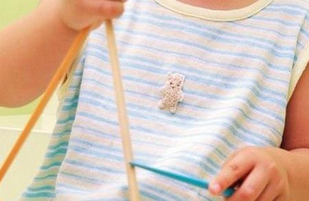 宝宝迟迟不会穿衣服、拿筷子怎么办