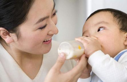 如何正确的给宝宝转奶