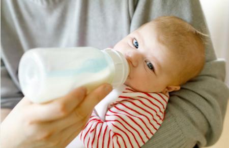 宝宝吃几口奶就睡该怎么办