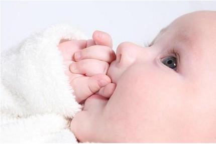 宝宝吃手、摇头等这些行为是怎么回事