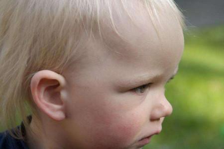 2岁的孩子总是乱发脾气怎么办