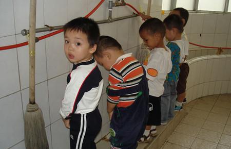 宝宝不敢在幼儿园上厕所是什么原因