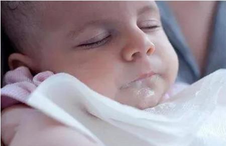 新生儿吃奶后经常吐奶是什么原因