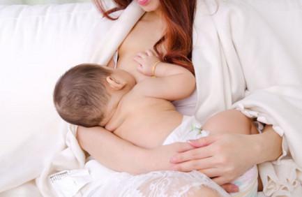 给新生儿吃母乳需要注意什么