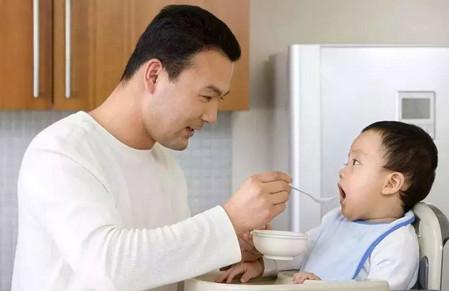 让宝宝专心吃饭方法