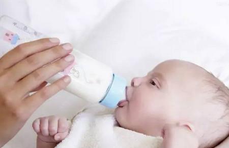 新生儿漾奶、吐奶、呛奶的处理方法