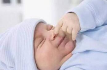 新生儿鼻子里有鼻屎怎么清理？