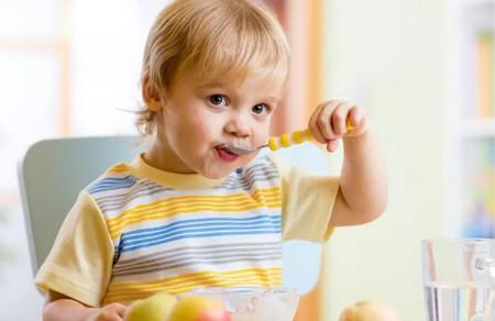 如何引导宝宝自主进食