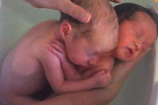 新生双胞胎宝宝洗澡，以为还在妈妈肚子里，各种可爱表情萌翻众人