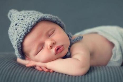 宝宝喜欢趴着睡，该怎么办？有什么危险吗？